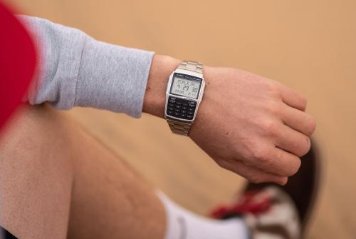 8-разрядный калькулятор в часах CASIO DBC-32D-1AES производит математические вычисления в любых условиях.