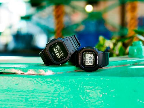 Парные прямоугольные мужские часы CASIO G-SHOCK DW-5600BB-1ER и женские часы CASIO BABY-G BGD-560-1ER черного цвета.