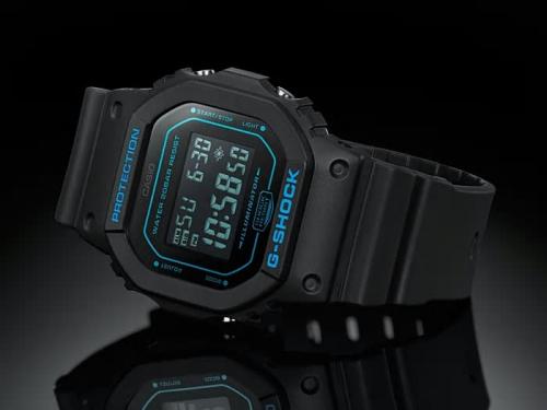Корпус часов CASIO G-SHOCK DW-5600BBM-1ER выполнен в концепции матово-черного цвета с голубыми вставками.