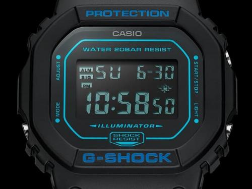 Инверсная индикация часов CASIO G-SHOCK DW-5600BBM-1ER с голубым подсвечиванием, фото циферблата.
