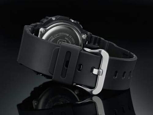 Застежка ремешка часов CASIO G-SHOCK DW-5600BBM-1ER выполнена из нержавеющей стали.