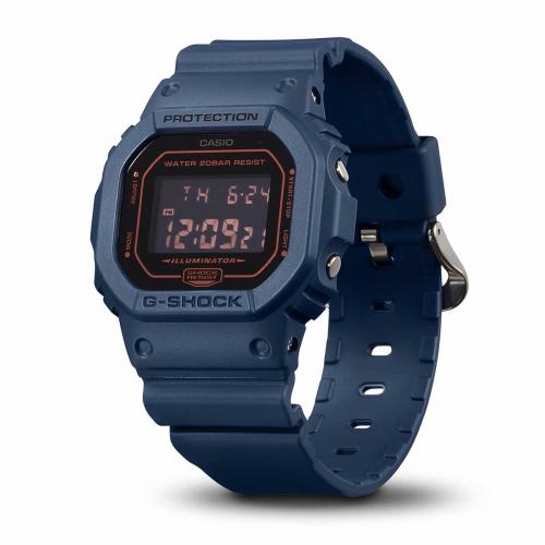 Инверсный дисплей с яркими акцентами часов G-SHOCK DW-5600BBM-2ER освещается электролюминесцентной подсветкой.