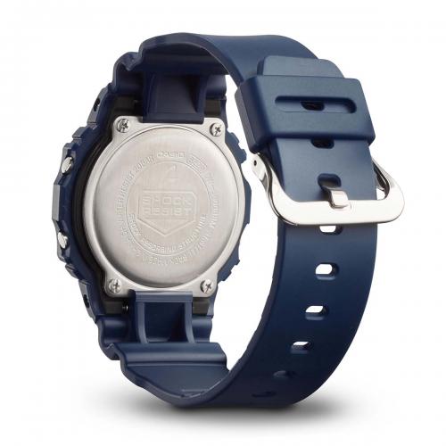 Стальная задняя крышка часов DW-5600BBM-2ER крепится к корпусу с помощью 4 винтов, обеспечивая водозащиту 200 метров.