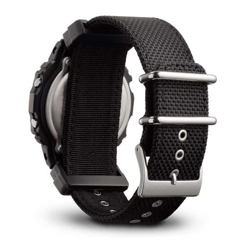 Сплошной нейлоновый ремешок Cordura продевается через пластиковые элементы корпуса часов G-SHOCK DW-5600BBN-1ER.