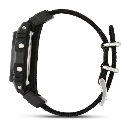 Нейлоновый ремешок противоударных часов DW-5600BBN-1ER удерживается двумя стальными скобами-держателями.
