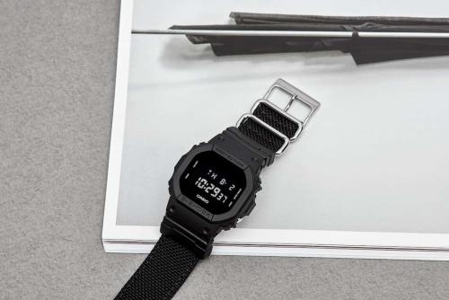 Часы CASIO DW-5600BBN-1ER наследуют оригинальную прямоугольную форму корпуса культового G-Shock DW-5000С. 