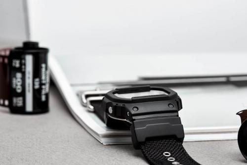 Выступающие элементы на корпусе и боковых гранях часов G-SHOCK DW-5600BBN-1ER защищают стекло и кнопки от ударов.