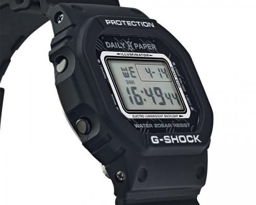 Лого Daily Paper нанесен на черную рамку электронного дисплея противоударных часов CASIO G-SHOCK DW-5600DAILY21-1ER.