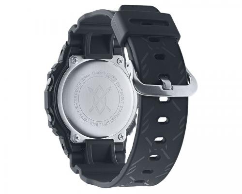 На задней крышке часов DW-5600DAILY21-1ER выгравирован лого Daily Paper, а ремешок украшает эксклюзивный принт.