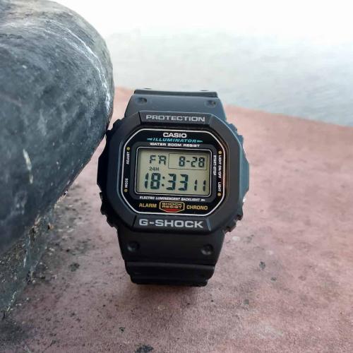 Водозащита 200 метров позволяет использовать часы CASIO G-SHOCK DW-5600E-1VER при занятиях free-дайвингом.
