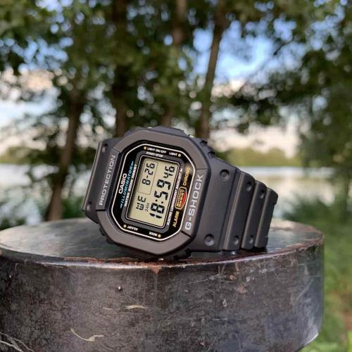 Квадратный корпус часов CASIO G-SHOCK DW-5600E-1VER является культовой классикой и неподвластен времени.