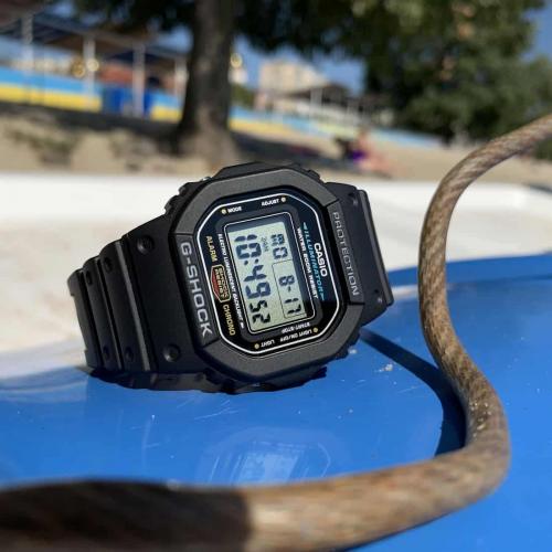 Преимуществом кварцевых часов CASIO G-SHOCK DW-5600E-1VER является небольшая толщина корпуса.