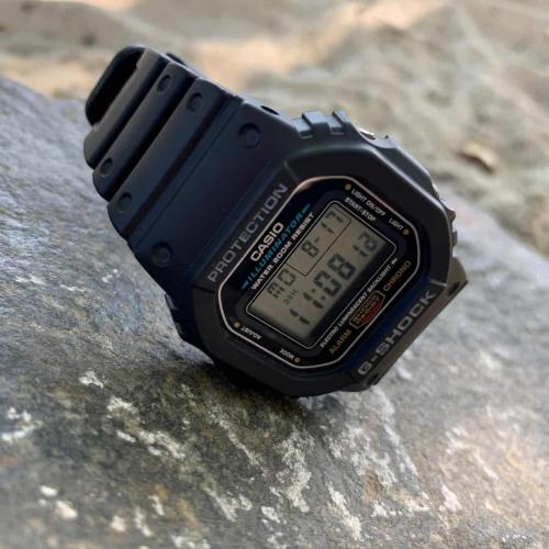 Ударопрочная конструкция корпуса защищает часы CASIO G-SHOCK DW-5600E-1VER от ударов и вибраций.