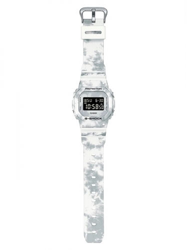 Часы DW-5600GC-7ER украшены камуфляжем из цифровых снежинок, создавая текстуру морозного узора на белом фоне.