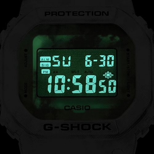 Прямоугольные часы среднего размера CASIO G-SHOCK DW-5600GC-7ER получили яркую сине-зеленую подсветку Illuminator.