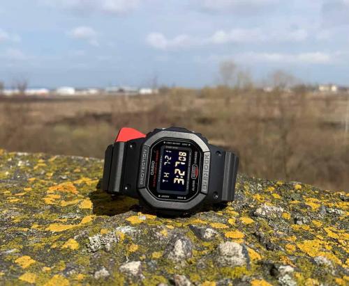 Прямоугольный корпус часов CASIO G-SHOCK DW-5600HR-1ER является культовой классикой и неподвластен времени.