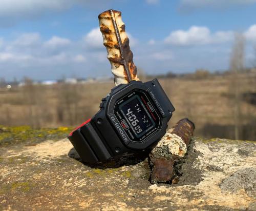 Выступающие элементы на корпусе и боковых гранях часов G-SHOCK DW-5600HR-1ER защищают стекло и кнопки от ударов.