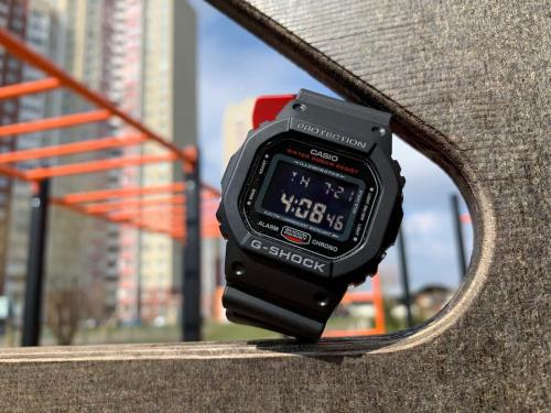 Инверсная индикация противоударных часов CASIO G-SHOCK DW-5600HR-1ER  способствует легкому считыванию информации.