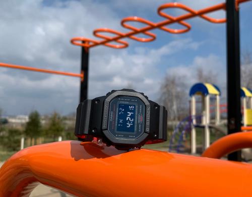 Часы G-SHOCK DW-5600HR-1ER являются идеальным вариантом для тех, кто ведет активный образ жизни и ищет приключения.