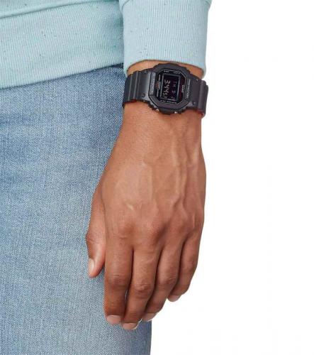 Часы G-SHOCK DW-5600HR-1ER комфортно сидят на любом запястье благодаря небольшой толщине прямоугольного корпуса.