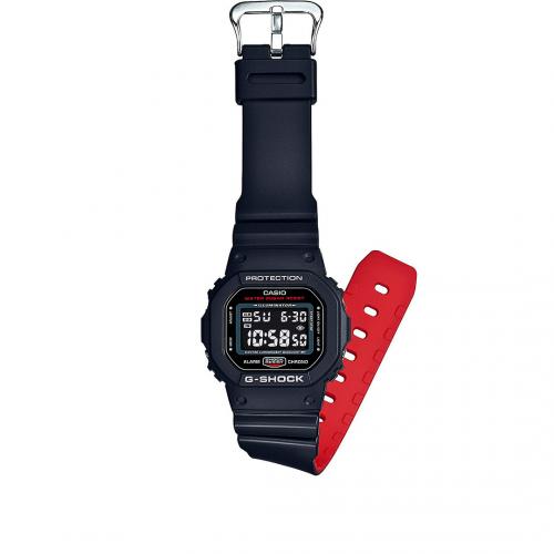 Часы G-SHOCK DW-5600HR-1ER комплектуются двухслойным черным полимерным ремешком с красной внутренней стороной.