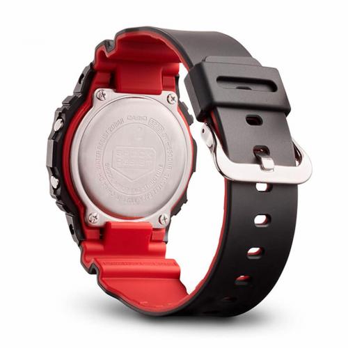 Для обеспечения герметичности 20 Bar стальная крышка часов G-SHOCK DW-5600HR-1ER крепится к корпусу с помощью винтов.