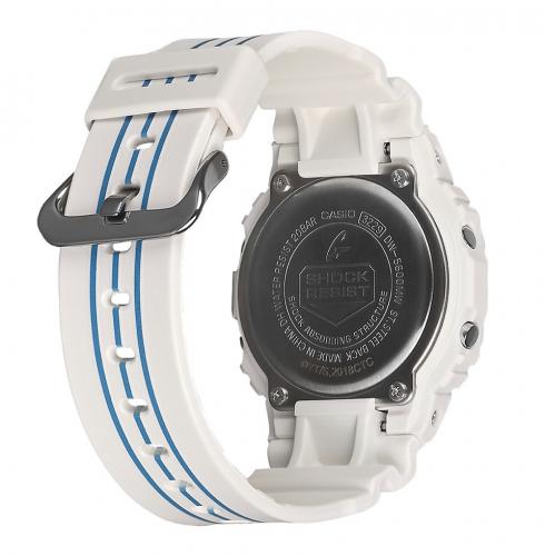 Застежка белого полимерного ремешка часов CASIO G-SHOCK DW-5600MWCT-7ER выполнена из нержавеющей стали.