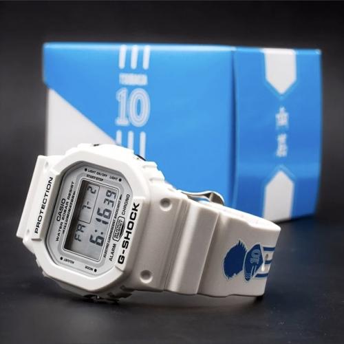 Часы CASIO G-SHOCK «Captain Tsubasa» DW-5600MWCT-7ER комплектуются эксклюзивной коробкой голубого цвета.
