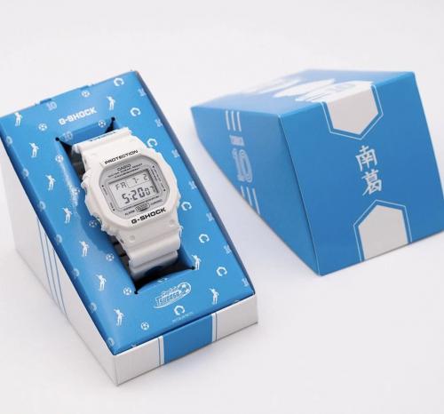 Логотип сотрудничества «G-SHOCK × Captain Tsubasa» украшает эксклюзивную бело-голубую упаковку часов DW-5600MWCT-7ER.