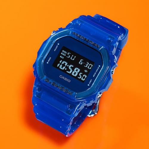 Инверсная индикация часов CASIO G-SHOCK DW-5600SB-2ER с голубым подсвечиванием, фото циферблата.