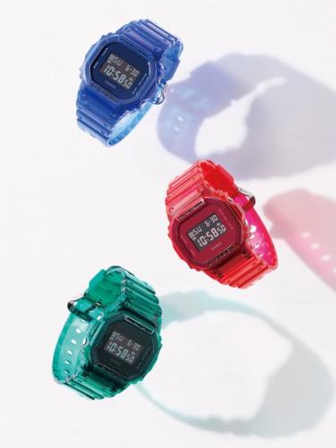Серия цветных скелетонов CASIO G-SHOCK DW-5600SB представлена тремя яркими цветами: зеленый, синий и красный.