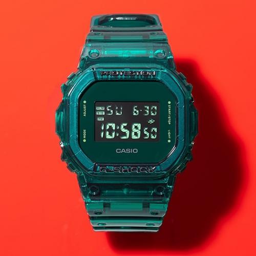 Инверсная индикация часов CASIO G-SHOCK DW-5600SB-3ER с зеленым подсвечиванием, фото циферблата.