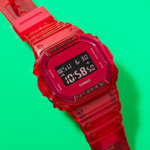Инверсная индикация часов CASIO G-SHOCK DW-5600SB-4ER с красным подсвечиванием, фото циферблата.