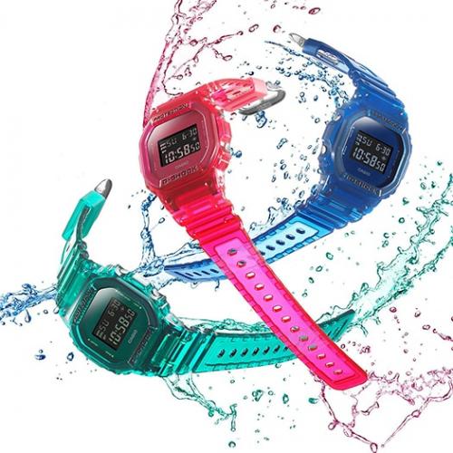 Серия полупрозрачных часов CASIO G-SHOCK DW-5600SB вдохновлена яркими цветами 90-х годов.