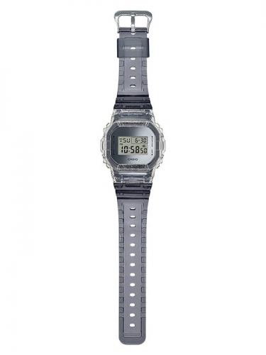 Часы CASIO G-SHOCK DW-5600SK-1ER полупрозрачные дымчато-серого цвета с серебристым циферблатом.