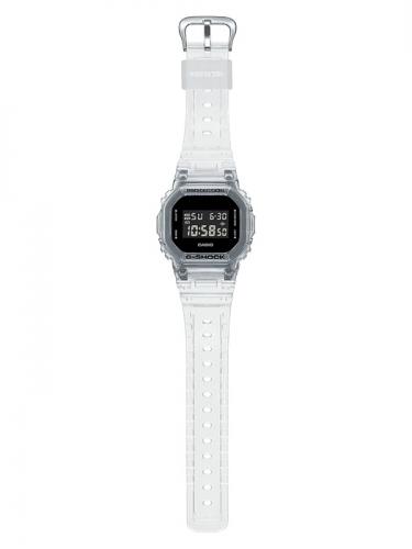 Корпус и ремешок часов CASIO G-SHOCK DW-5600SKE-7ER выполнены из белого полупрозрачного полимерного материала.