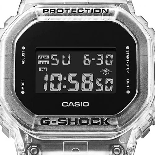 Инверсная индикация полупрозрачных часов G-SHOCK DW-5600SKE-7ER  способствует легкому считыванию информации.