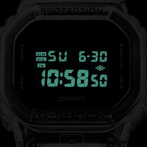 Прямоугольные часы среднего размера CASIO G-SHOCK DW-5600SKE-7ER получили яркую сине-зеленую подсветку Illuminator.