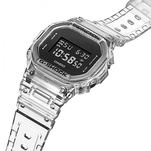 Преимуществом полупрозрачных часов CASIO G-SHOCK DW-5600SKE-7ER является небольшая толщина корпуса.