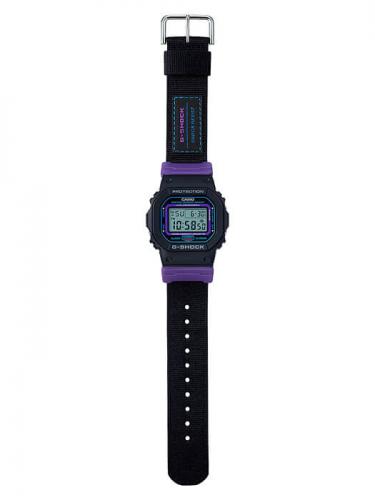 Дизайн часов CASIO G-SHOCK DW-5600THS-1ER с тканевым ремешком вдохновлен спортивной модой 1990-х годов.