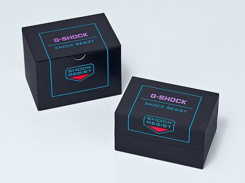 Часы CASIO G-SHOCK DW-5600THS-1ER поставляются в эксклюзивной упаковке черного цвета с разноцветными акцентами.