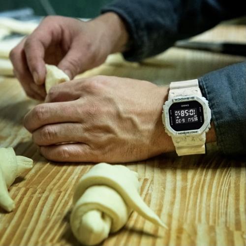 Дизайн часов G-SHOCK DW-5600WM-5ER выражает суть послойного строения Земли, ее мощь и величие.