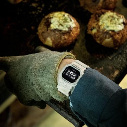 Часы G-SHOCK DW-5600WM-5ER получили особый рисунок с разводами и трещинами, используя разноцветные краски. 