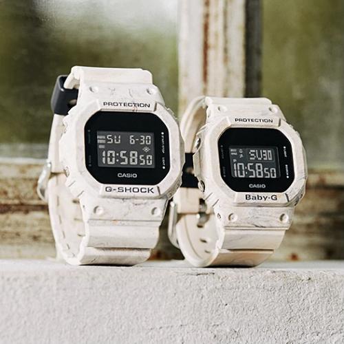 Парные прямоугольные мраморные CASIO: мужские часы G-SHOCK DW-5600WM-5ER и женские часы BABY-G BGD-560WM-5ER.