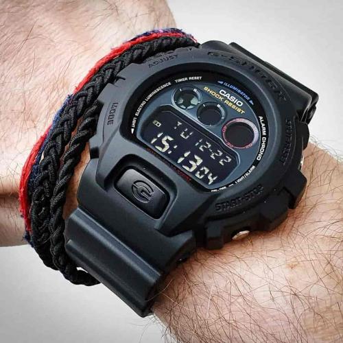 Часы DW-6900BMC-1ER выполнены в теме классического аниме-фильма «Акира» 1988 с действиями в футуристической версии Токио.