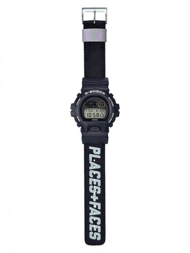 На черный тканевый ремешок часов DW-6900PF-1ER нанесена флуоресцентная надпись логотипа бренда «PLACES+FACES».