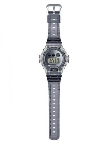 Полупрозрачные часы CASIO G-SHOCK DW-6900SK-1ER дымчато-серого цвета с зеркальным серебристым циферблатом.