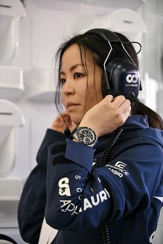 Молодой и энергичный дух команды Scuderia AlphaTauri имеют много общего с концепцией EDIFICE «Скорость и интеллект».