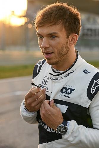 Пьер Гасли (Pierre Gasly) - французский пилот гоночной команды Scuderia AlphaTauri F1 в часах CASIO EDIFICE ECB-10AT-1AER.