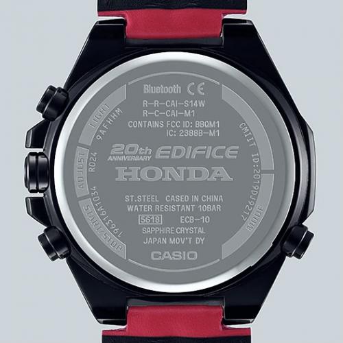Логотипы сотрудничества EDIFICE и Honda Racing F1 выгравированы на задней крышке часов CASIO ECB-10HR-1ER.
